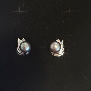 Elegant Silver and Black Pearl Earrings